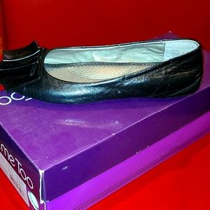 Me Too Lilyana Black Leather Flats Size 6.5
